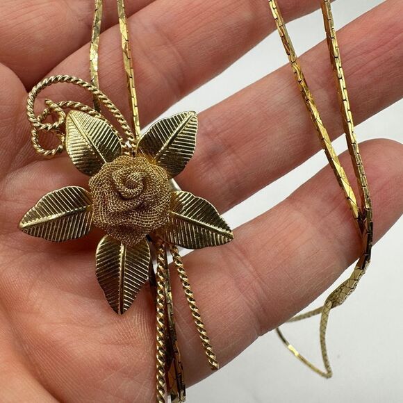 Up to 29" long beautiful VTG gold tone metal flower bolero necklace! - Picture 3 of 13